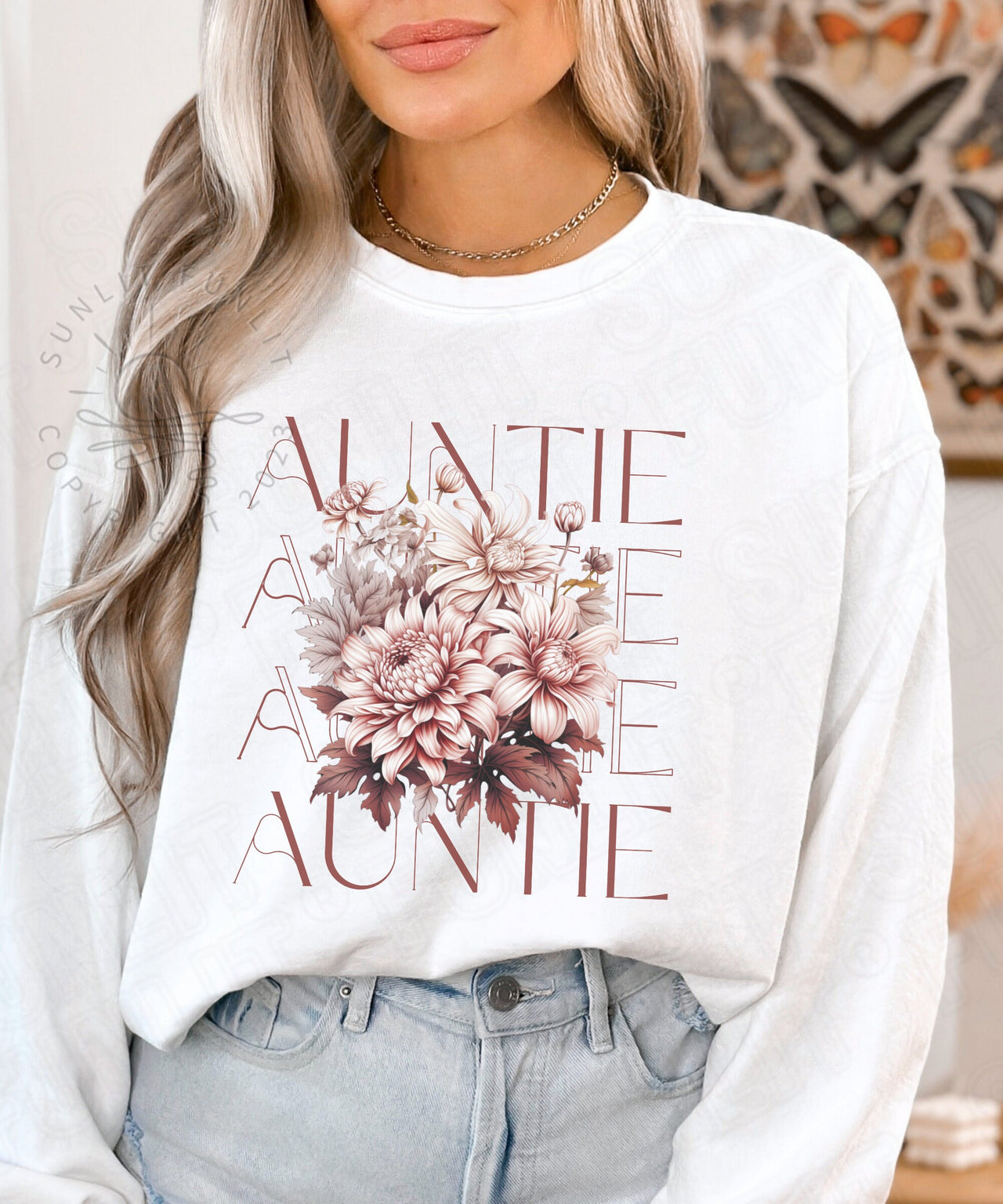 Auntie Sweatshirt Comfort Colors, Auntie Wildflower Sweater, Aunt Crewneck Flowers Shirt, Cute Floral Sweater Plus Size, Pregnancy Reveal - SunlitFunlit