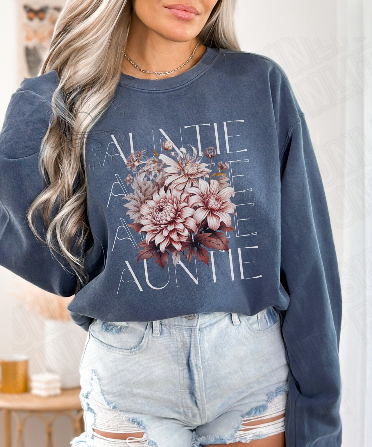 Auntie Sweatshirt Comfort Colors, Auntie Wildflower Sweater, Aunt Crewneck Flowers Shirt, Cute Floral Sweater Plus Size, Pregnancy Reveal - SunlitFunlit