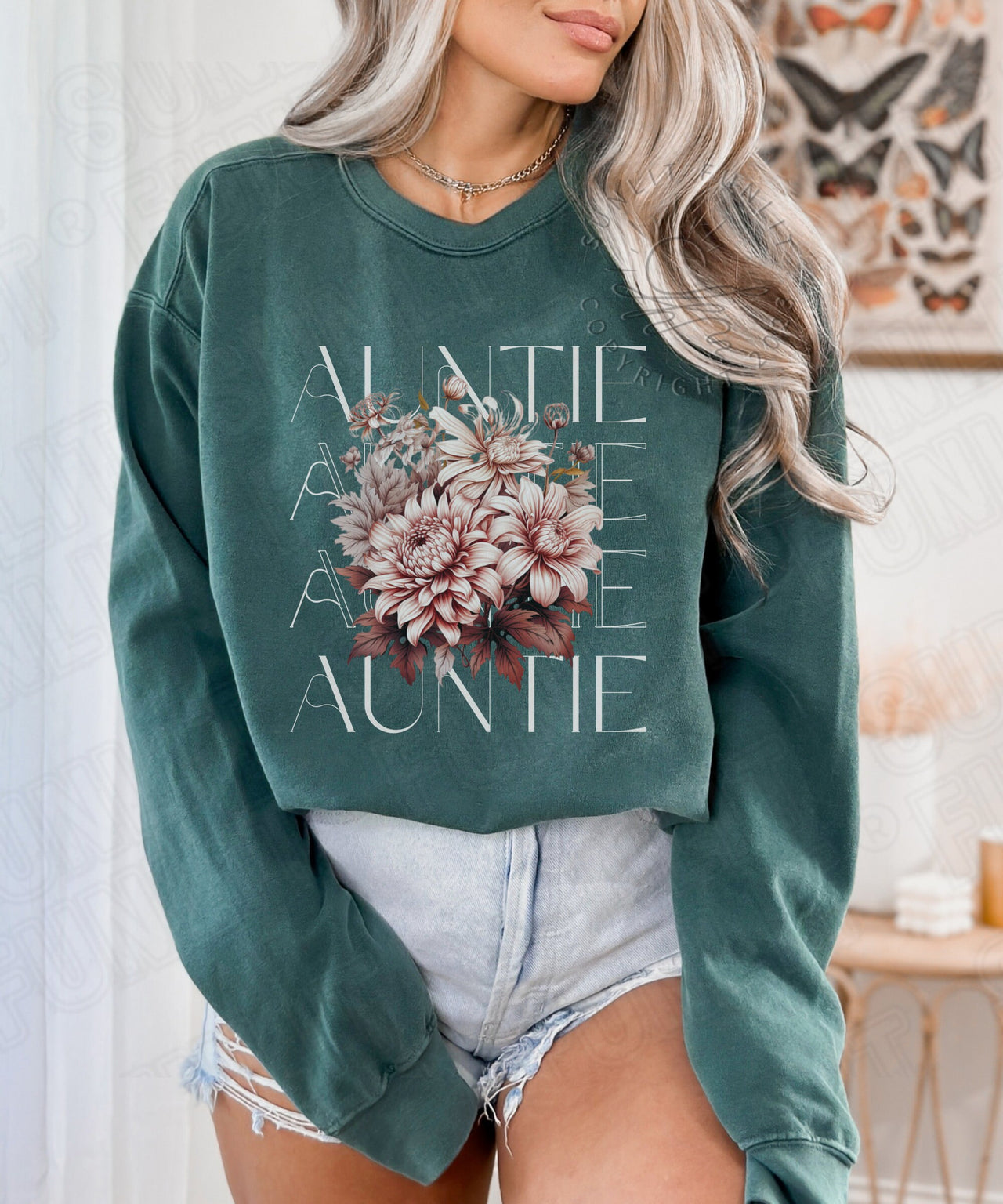 Auntie Sweatshirt Comfort Colors, Auntie Wildflower Sweater, Aunt Crewneck Flowers Shirt, Cute Floral Sweater Plus Size, Pregnancy Reveal - SunlitFunlit