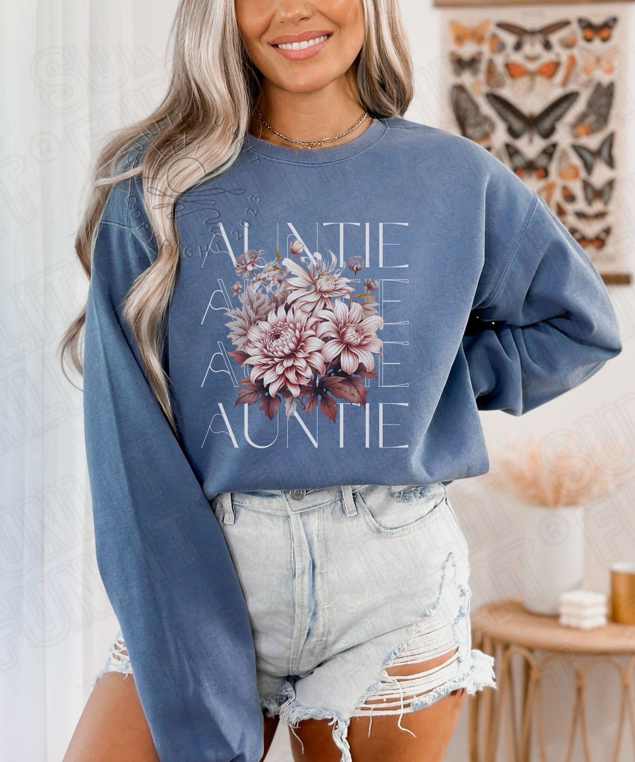 Auntie Sweatshirt Comfort Colors, Auntie Wildflower Sweater, Aunt Crewneck Flowers Shirt, Cute Floral Sweater Plus Size, Pregnancy Reveal - SunlitFunlit