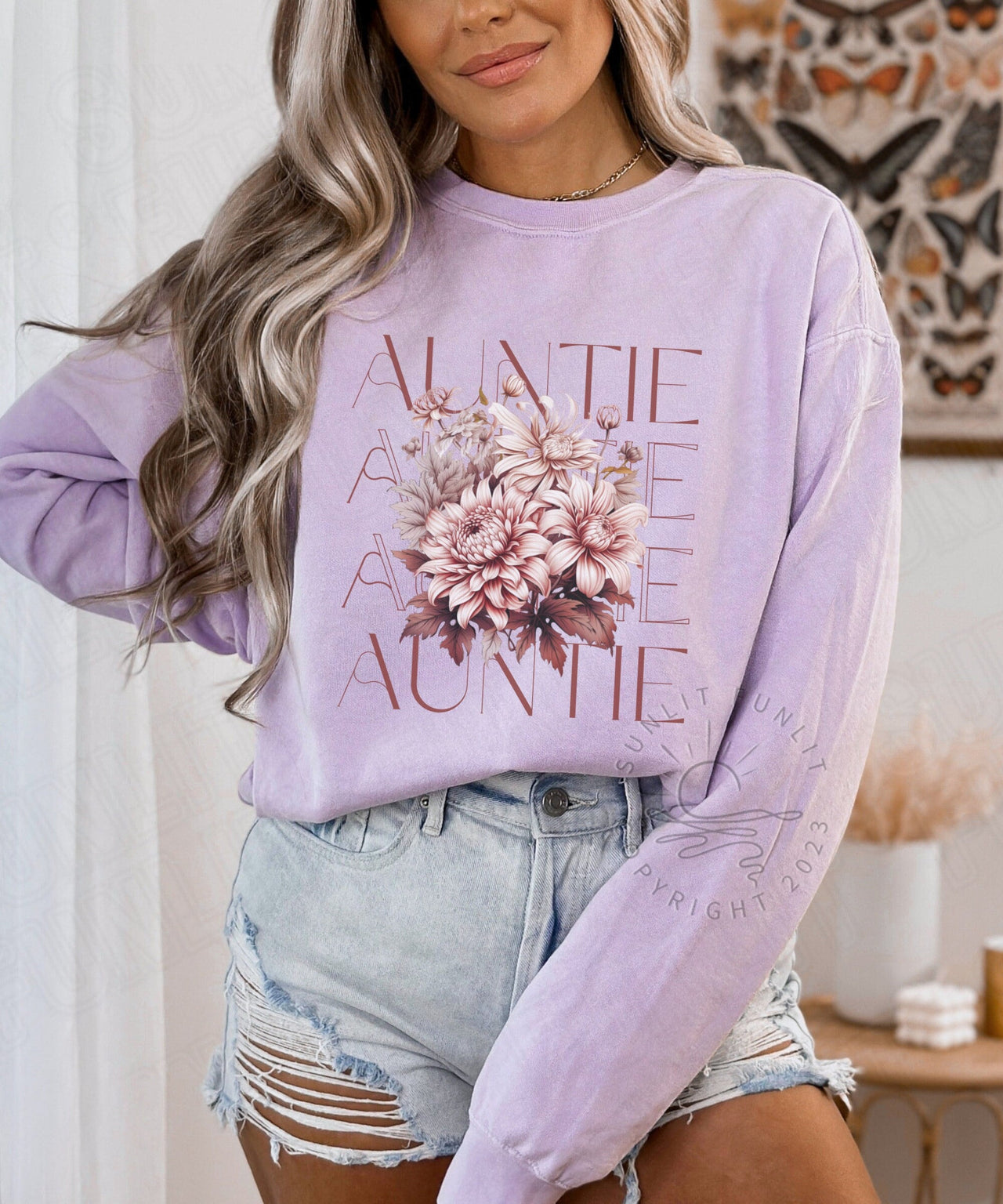 Auntie Sweatshirt Comfort Colors, Auntie Wildflower Sweater, Aunt Crewneck Flowers Shirt, Cute Floral Sweater Plus Size, Pregnancy Reveal - SunlitFunlit